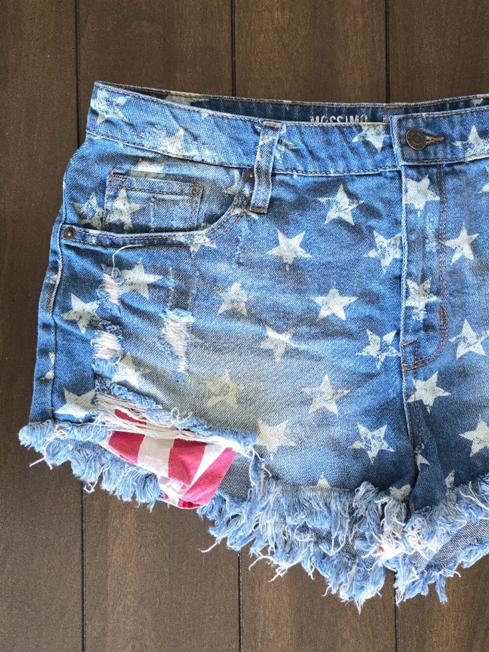 Mossimo 'Fourth of July' Star Printed Short Shorts (14/32) - Picture 3 of 11